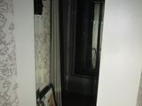 un miroir sur le mur au-dessus d'un lavabo dans une salle de bains