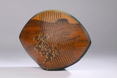 un petit objet en bois orné d'un motif