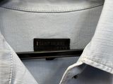 un gros plan sur une chemise blanche portant une étiquette noire