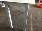 une table placée au milieu d'une pièce