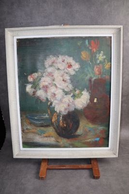une image d'un tableau de fleurs dans un vase sur une table