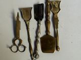 un grand nombre d'outils posés sur la table
