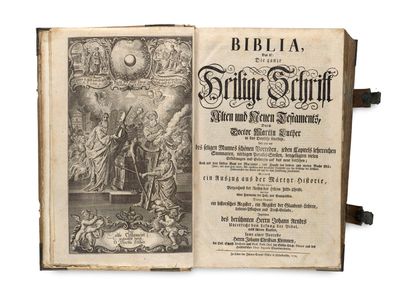 un vieux livre comportant une illustration en noir et blanc représentant une scène biblique