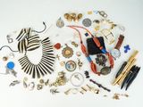 de nombreux bijoux posés sur une table avec un fond blanc