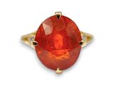 Gros plan sur une bague contenant une pierre rouge