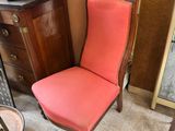 une chaise qui se trouve dans une pièce où il y a un miroir