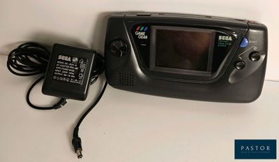 une image représentant une console de jeux avec un chargeur et un bloc d'alimentation