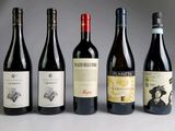 plusieurs bouteilles de vin sont alignées sur une table