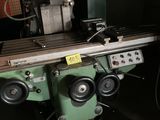 une machine posée sur une table dans une pièce