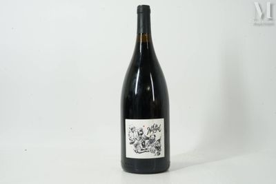 une bouteille de vin posée sur une table