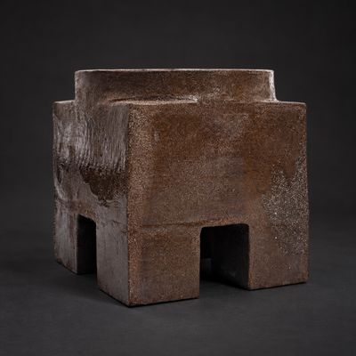 un petit objet marron posé sur une table
