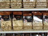 il y a beaucoup de pâtes dans les rayons du magasin