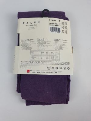 deux paires de chaussettes violettes posées sur une surface blanche, avec une étiquette de prix