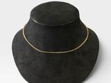 un chapeau noir orné d'une chaîne dorée
