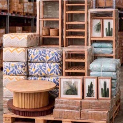 une pile de palettes en bois ornées de motifs de cactus