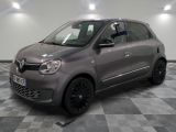 la photo d'une petite voiture grise garée dans un garage