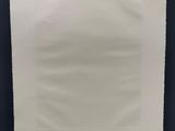 une image représentant une feuille de papier accrochée à un mur