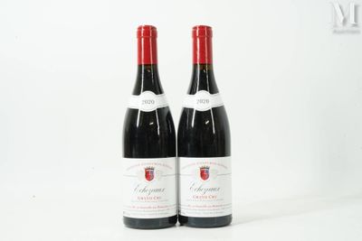 deux bouteilles de vin rouge posées l'une à côté de l'autre sur une surface blanche