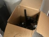 une boîte en carton avec un tas d'outils à l'intérieur