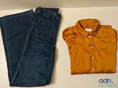 un jean et une chemise posés sur une table