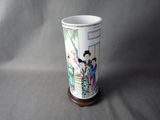 un vase avec la photo d'une femme dessus