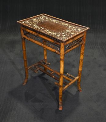 une table d'appoint chinoise ancienne en bambou, ornée d'incrustations de nacre