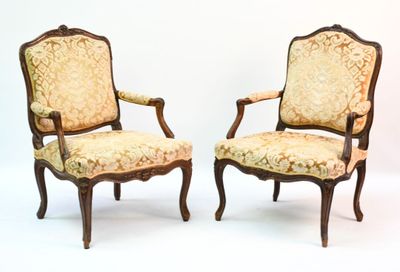 paire de fauteuils en noyer sculpté de style Louis XV, rembourrés, rembourrés, rembourrés, rembourrés, rembourrés, rembourrés