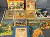 Plusieurs livres pour enfants sont posés sur un canapé devant un fond gris.