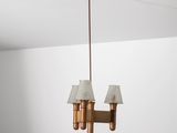 un lustre en bois à trois lampes suspendu au plafond