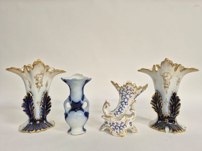 J/ Paire de vases de mariés en porcelaine blanche et bleue r…
