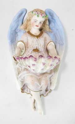 une image représentant une figurine d'ange tenant un panier de fleurs