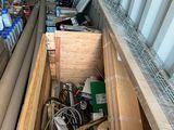 une boîte remplie d'objets divers à l'intérieur d'un bâtiment