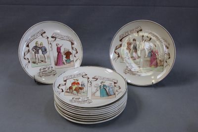 plusieurs assiettes ornées de motifs variés, posées sur un fond gris