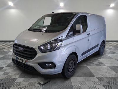 La nouvelle fourgonnette Ford Transit est garée sur un sol à damier.