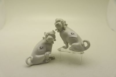 deux figurines représentant deux chiens assis sur une table