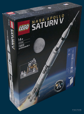 une boîte contenant une maquette de la fusée Saturn V