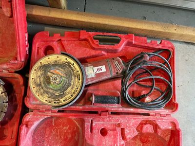une caisse à outils rouge avec des outils sur le sol