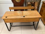 une table en bois avec deux chaises et une horloge en arrière-plan