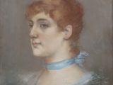 portrait d'une femme en robe bleue avec un ruban bleu