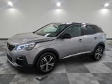 Le nouveau SUV Peugeot est garé dans le showroom.