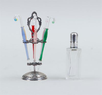 une bouteille en verre contenant des brosses à dents, à côté d'une autre bouteille en verre contenant des brosses à dents