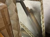 un miroir posé sur le rebord d'une fenêtre