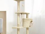 un chat assis au sommet d'un arbre à chat dans un salon