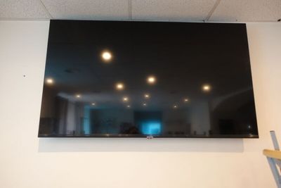 un téléviseur à écran plat accroché au mur de la chambre