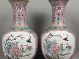 paire de vases chinois avec des oiseaux et des fleurs peints dessus