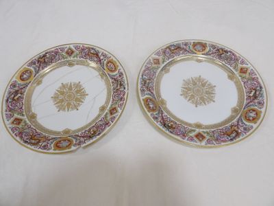 deux assiettes à motifs floraux posées sur une surface blanche