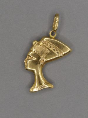 un pendentif en or représentant la tête d'une Égyptienne