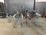 deux chaises qui se trouvent dans une pièce