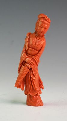 figurine chinoise en corail sculpté représentant une femme tenant un éventail