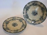 une paire d'assiettes bleues et blanches ornées de motifs floraux sur fond blanc